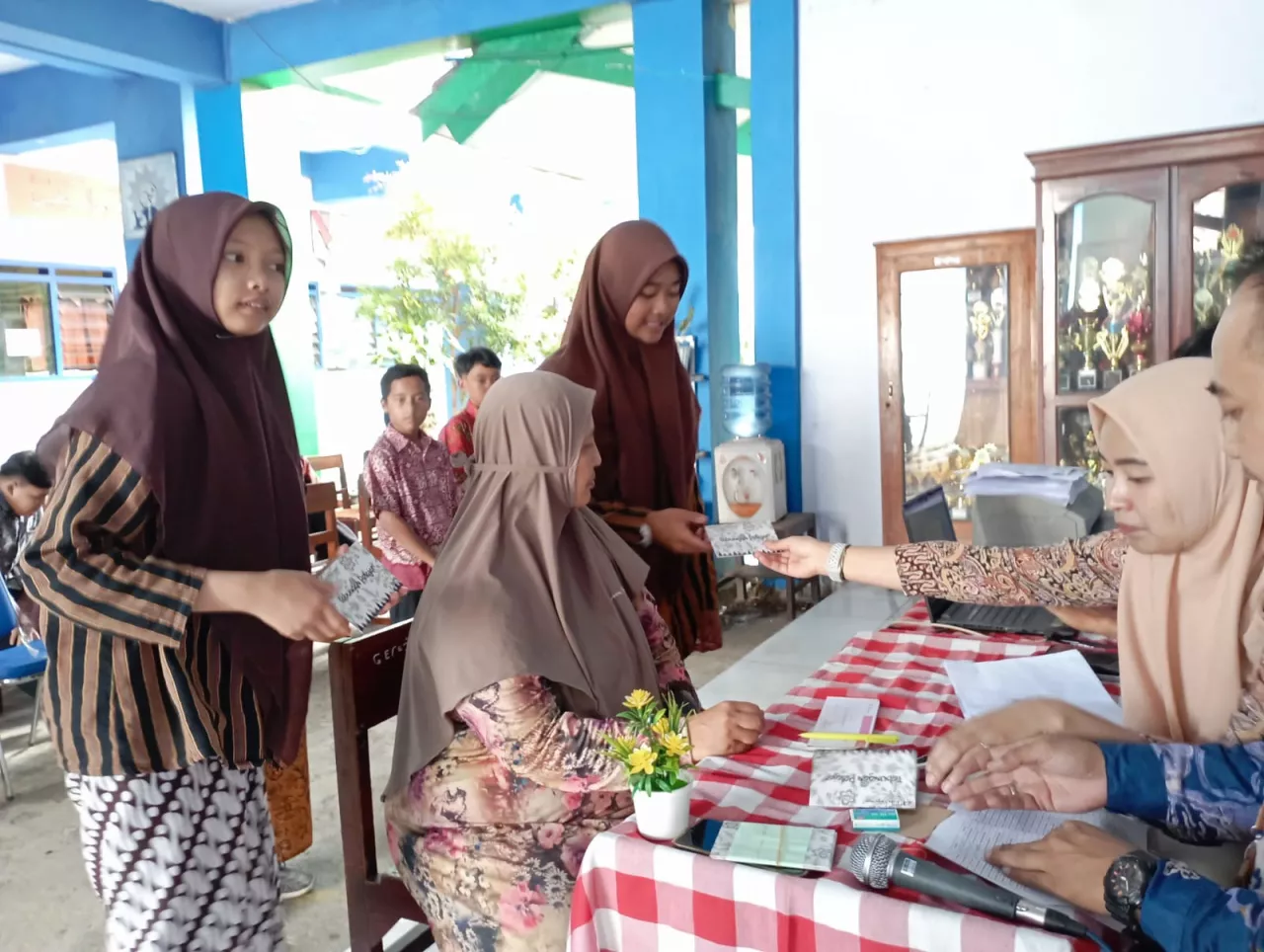 Prioritaskan Siswa Miskin, Artha Kanjuruhan Salurkan BOSDA ke 7 Wilayah Kecamatan di Kabupaten Malang