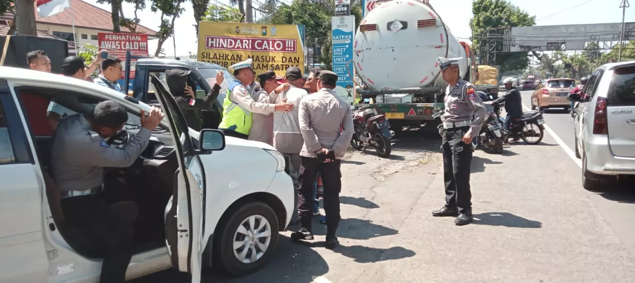 Polres Malang Amankan Belasan Calo di Satpas Singosari Saat Berusaha Ganggu Pelayanan SIM