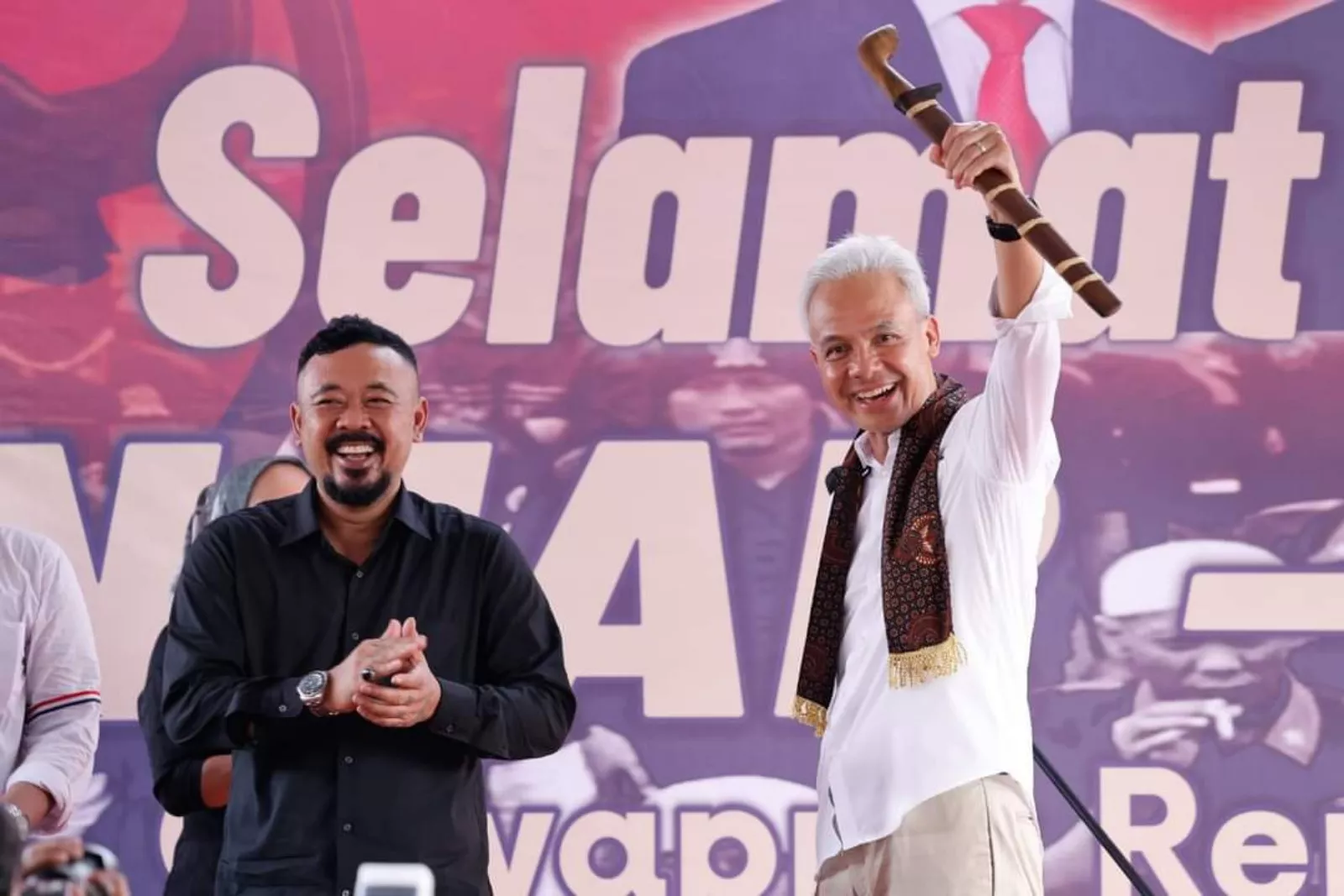 Ganjar Pranowo dapat Hadiah Pusaka Bedog Lubuk dari Warga Karawang