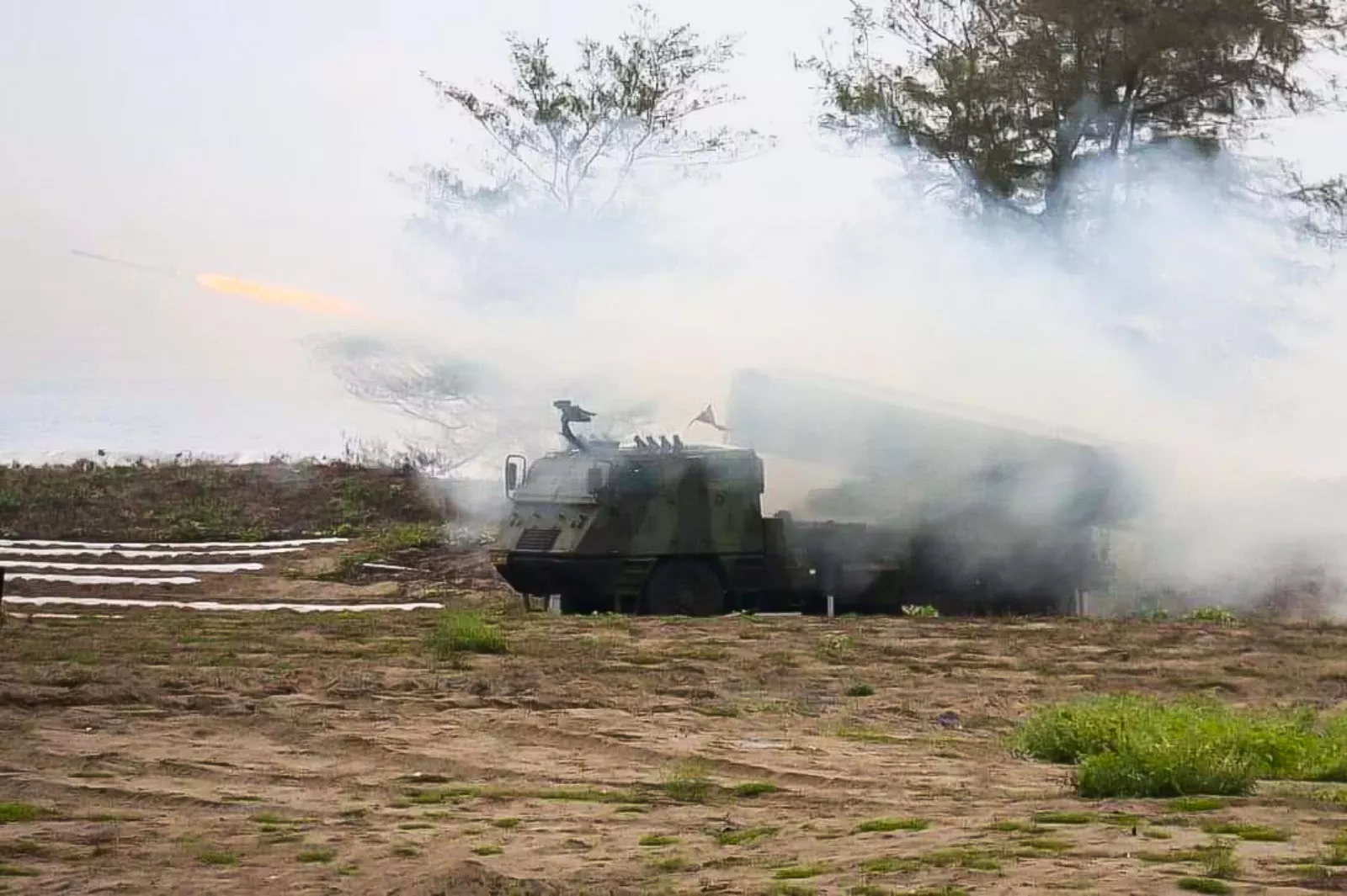 400 Roket Astros Ditembakkan dalam Latihan Penembakan Artillery di Ambal