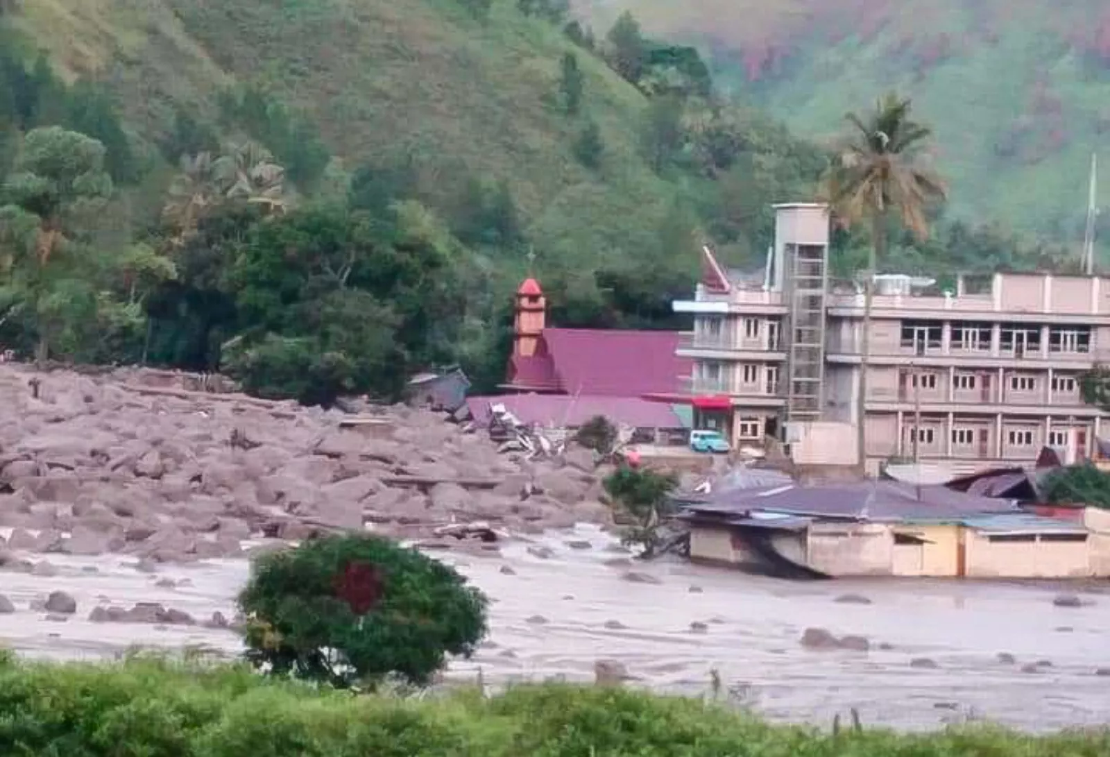 Tim Pencari Kembali Temukan Korban Tewas Akibat Banjir Bandang di Simangalumpe