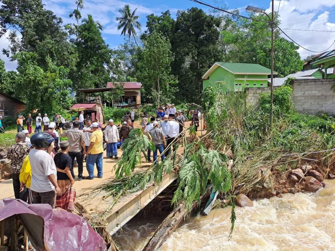 Hujan Lebat di Mandaling Mengakibatkan Banjir, Puluhan Korban Mengungsi