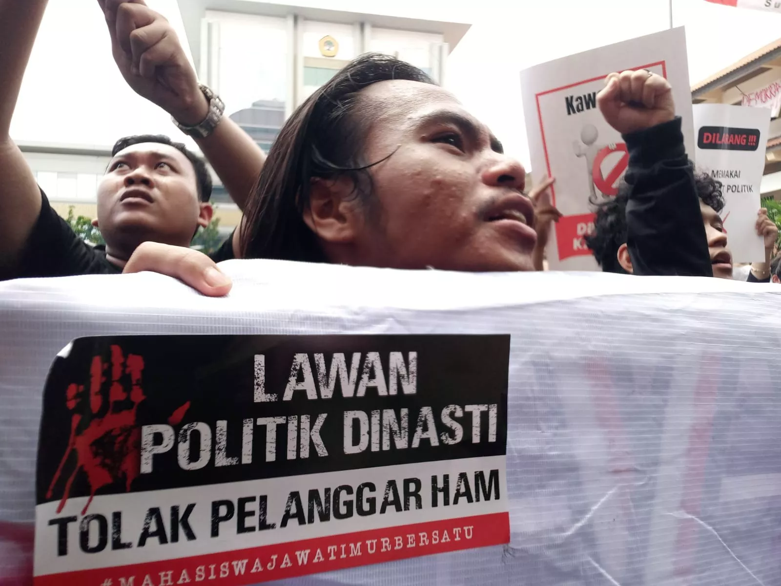 Mahasiswa Demonstrasi Tolak Politik Dinasti di Universitas 17 Agustus 45, Surabaya