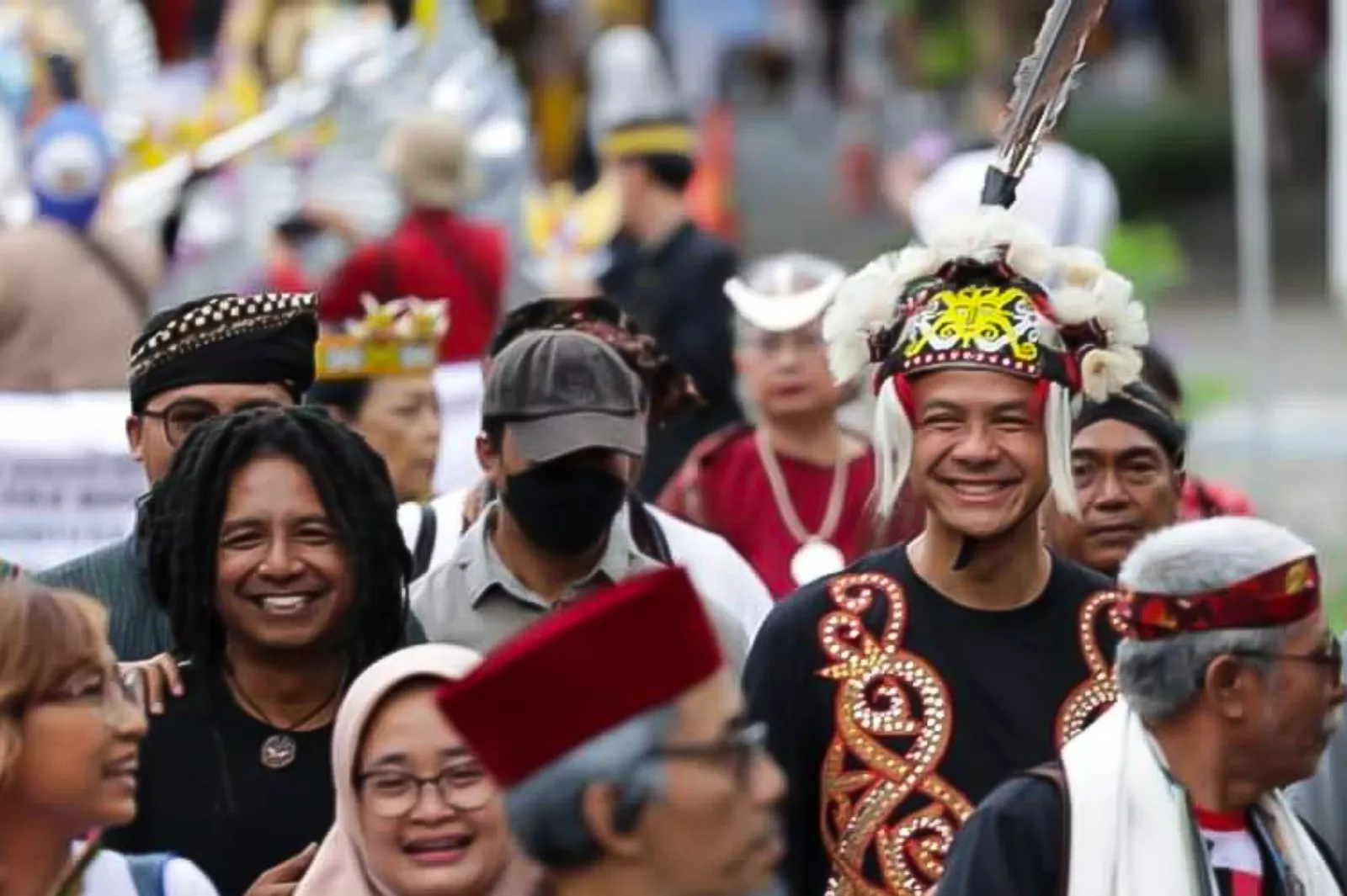 Ikuti Kirab Budaya Nitilaku di UGM, Ganjar Disambut Antusias Warga Yogyakarta