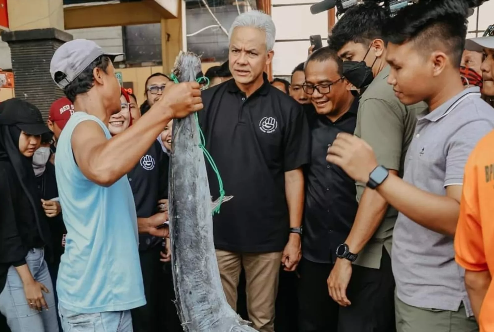 Ganjar Pranowo Dengarkan Keluhan Nelayan di TPI Karangsong Indramayu