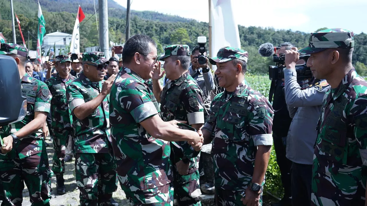 KASAD Didampingi Kasdam Brawijaya Ikut dalam Aksi Penghijauan di kawasan Gunung Lawu