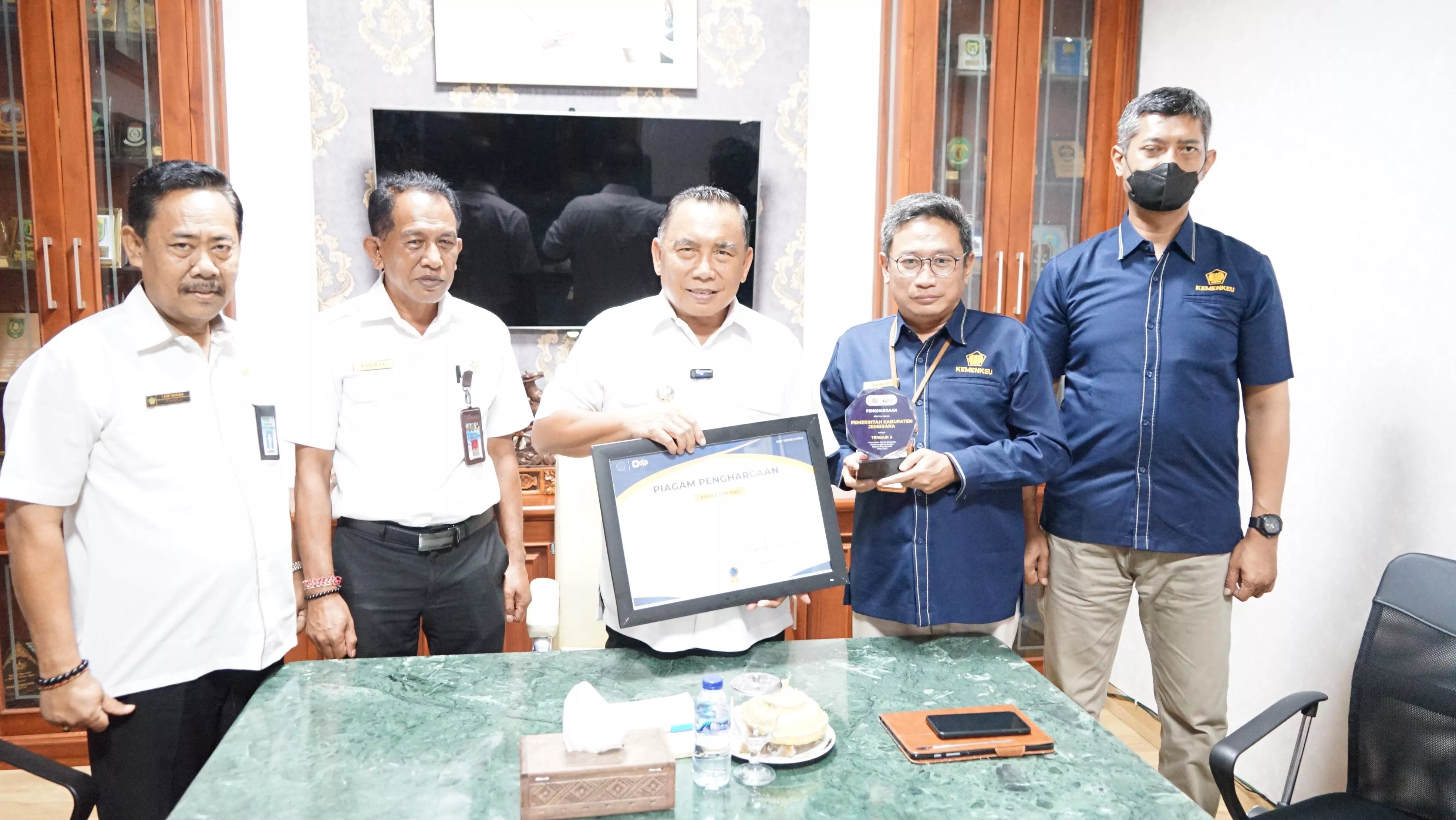 Pemkab Jembrana Raih Penghargaan Terbaik II dari Kanwil DJP Bali
