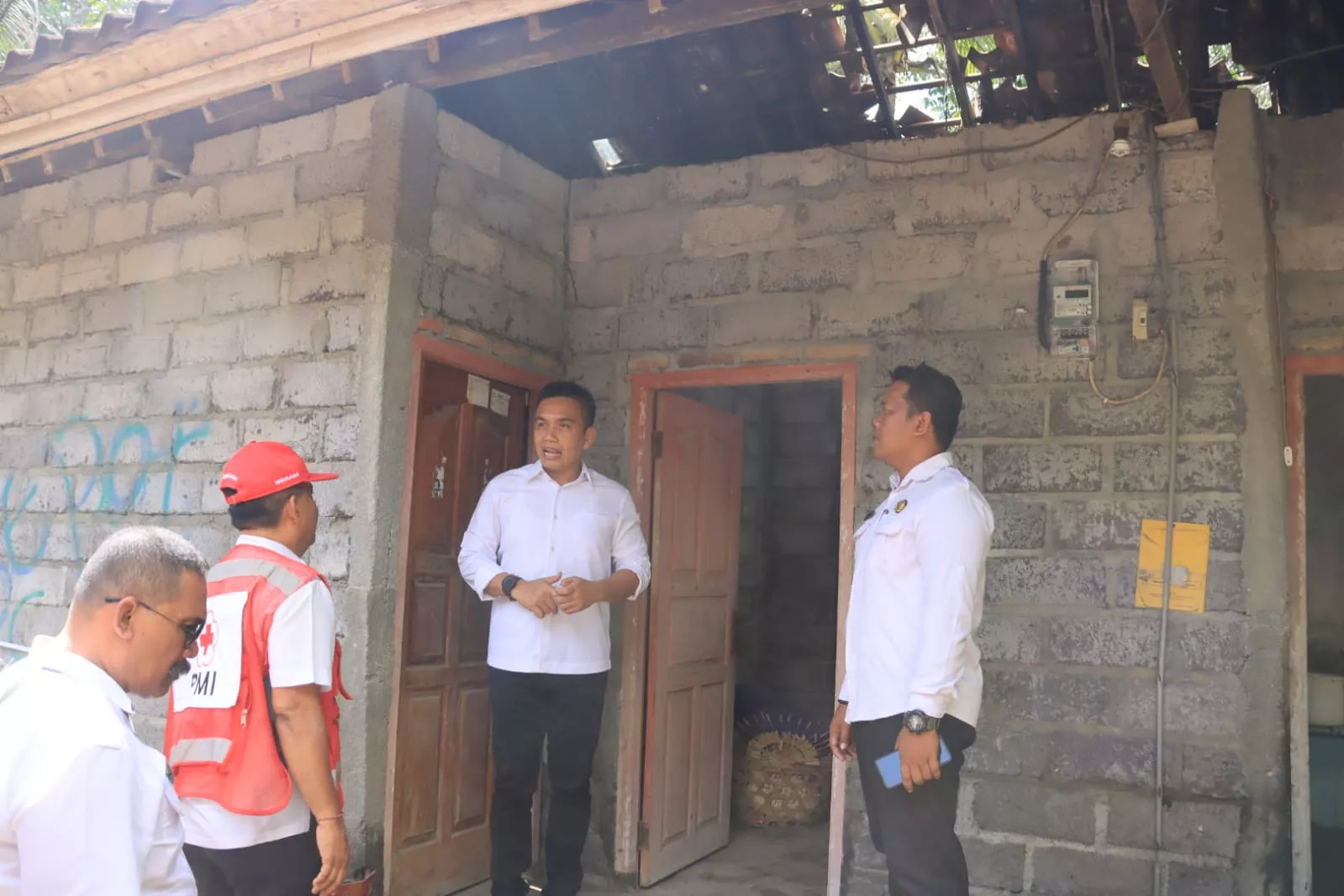 Wabup Ipat Serahkan Bantuan Material Warga Korban Pohon Tumbang