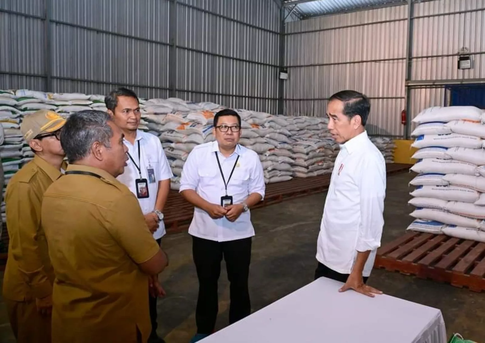 Jokowi Cek Stok Beras dan Bagi Bantuan Pangan CBP di Nagekeo NTT