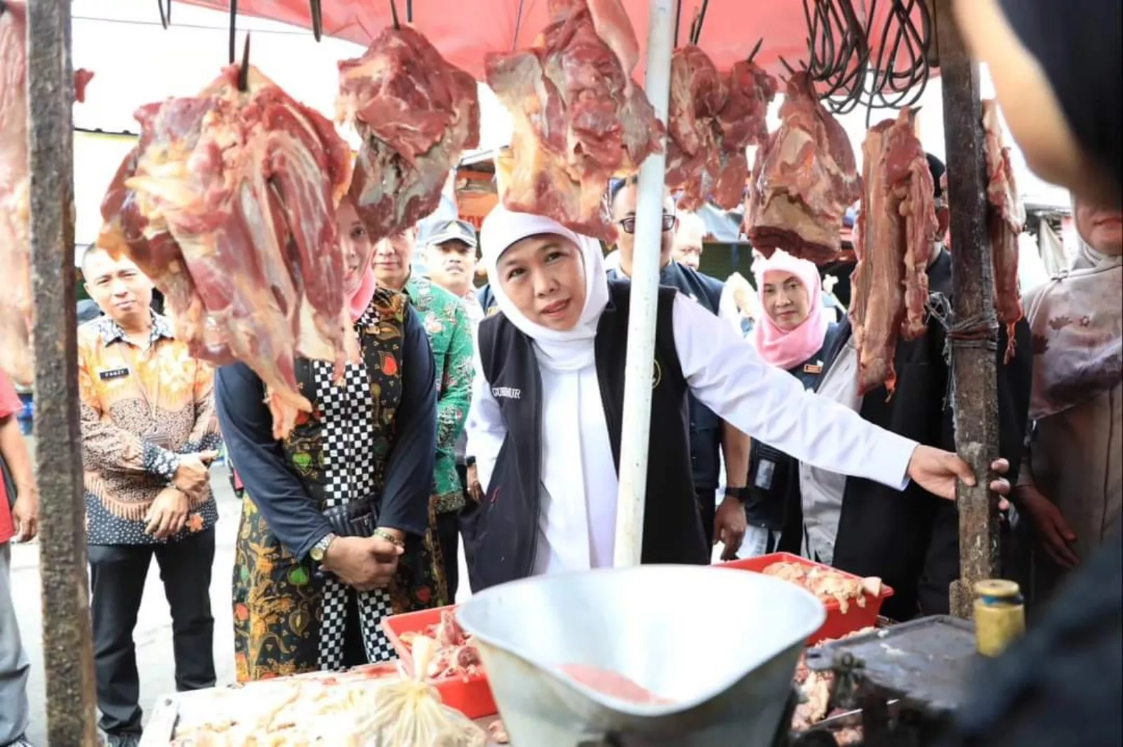 Khofifah Indar Parawansa Cek Sembako di Pasar Krian Lama, Pastikan Nataru Harga Stabil