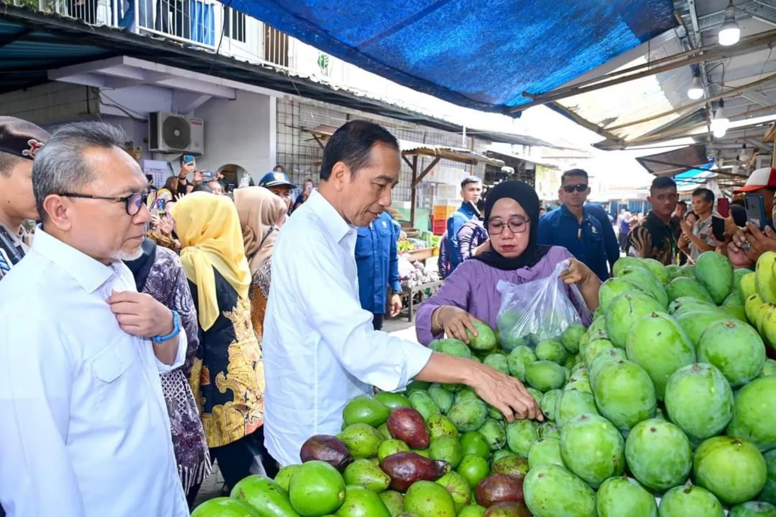 Blusukan ke Pasar Rogojampi, Jokowi Apresiasi Kondisi Daya Beli Masyarakat