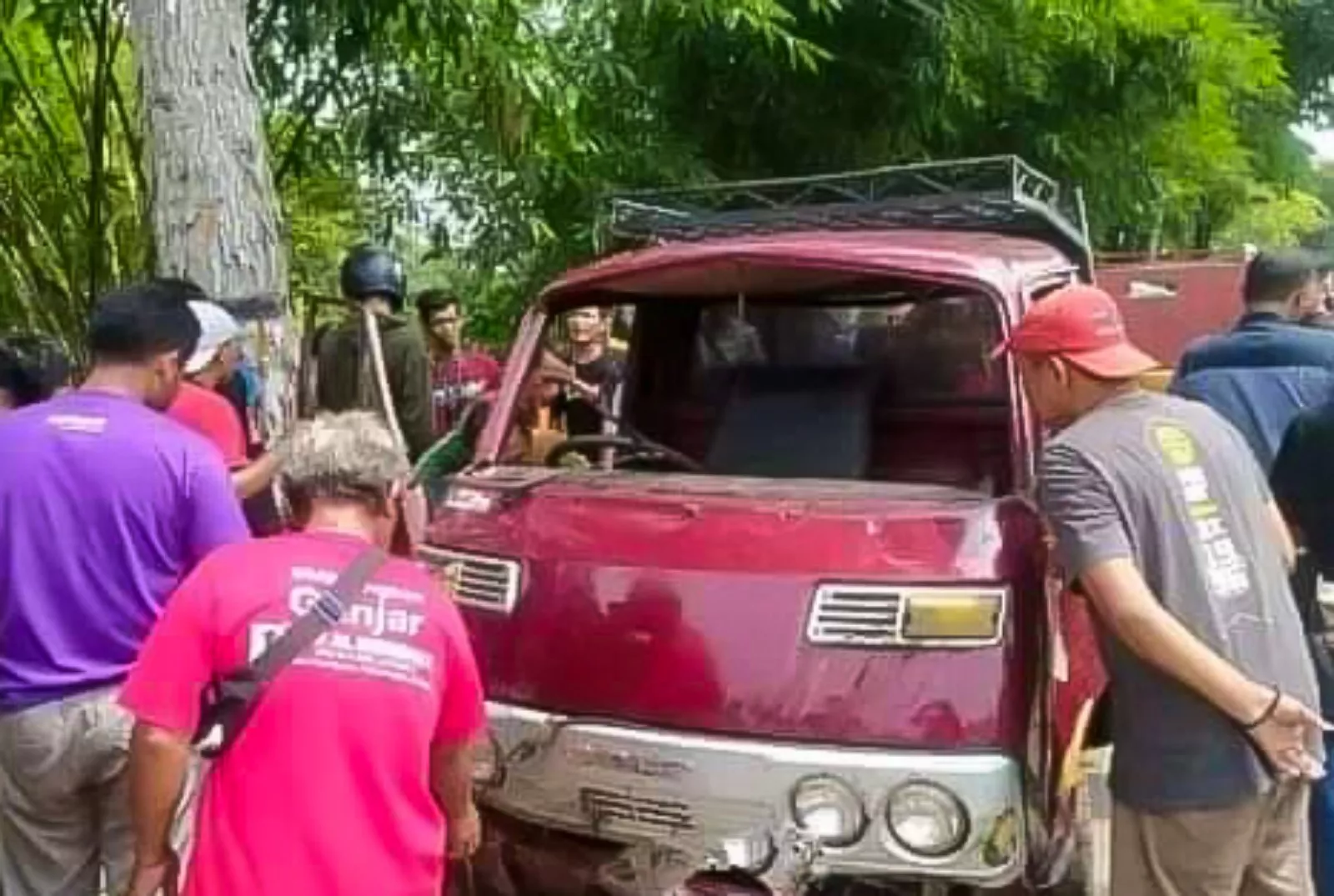 Apes, Pengemudi Pickup Terjun Bebas ke Sungai Jagung di Kajen Pekalongan