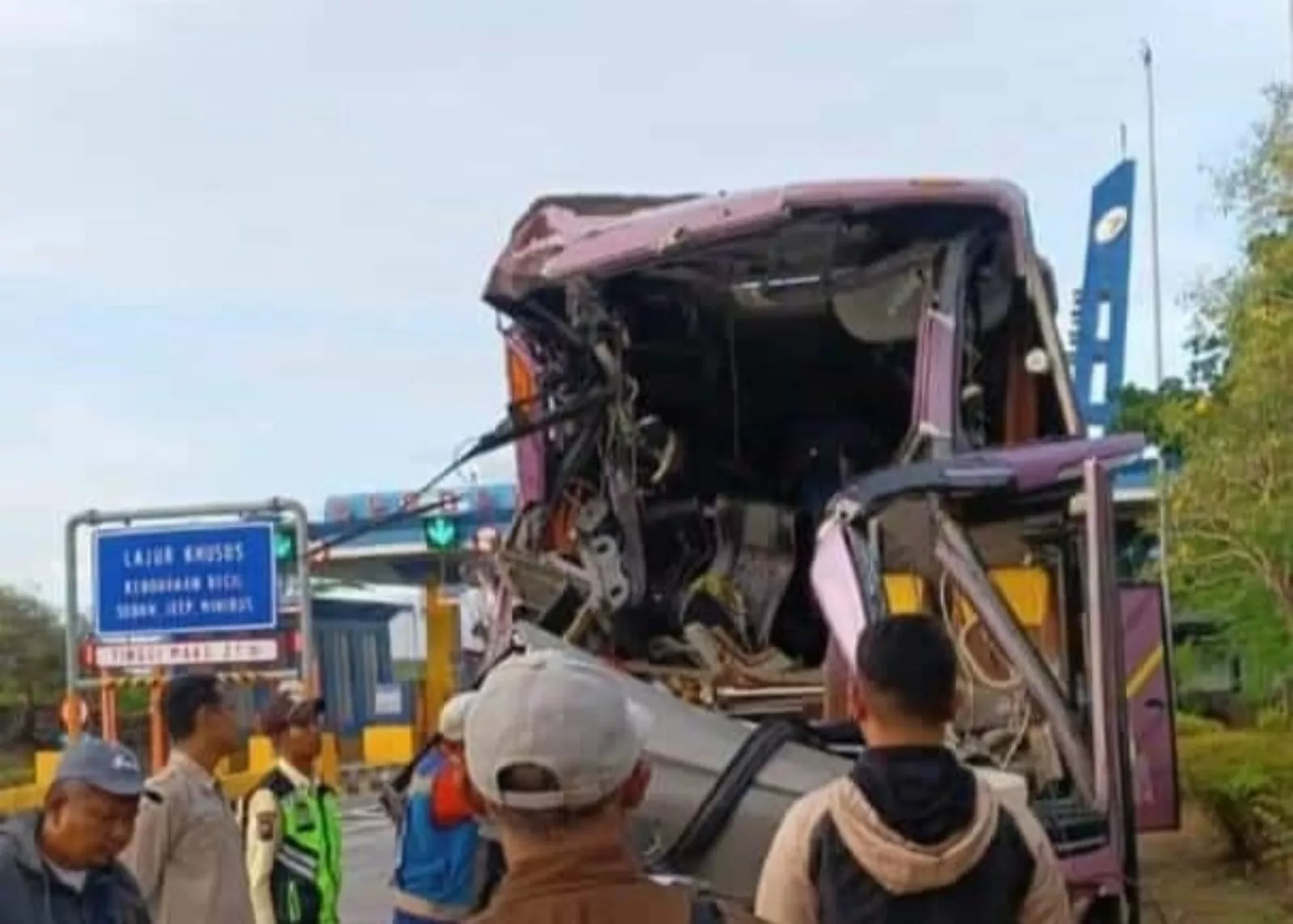 Pulang dari Bali, Bus SMKN Ngasem Hantam Dump Truk, Dua Orang Tewas di Tempat
