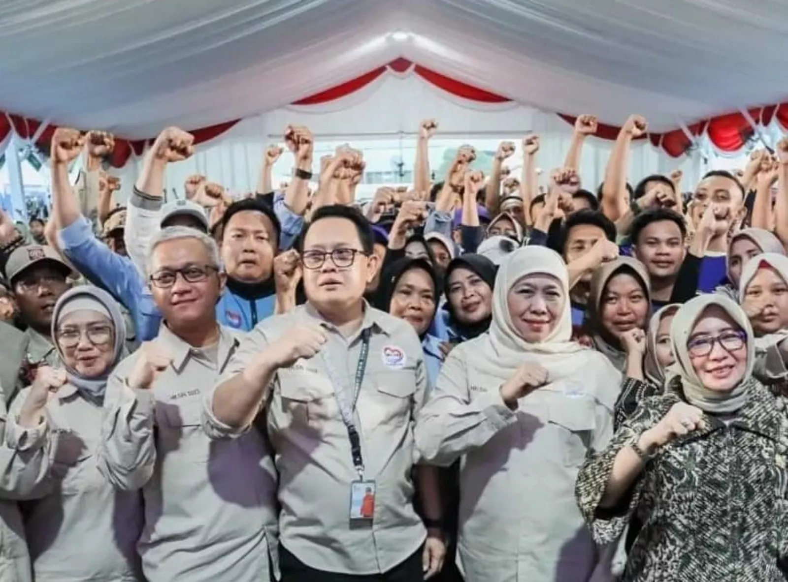 Khofifah Indar Parawansa Berikan Penghargaan Juara II Kartar Berprestasi Pagesangan Lumajang