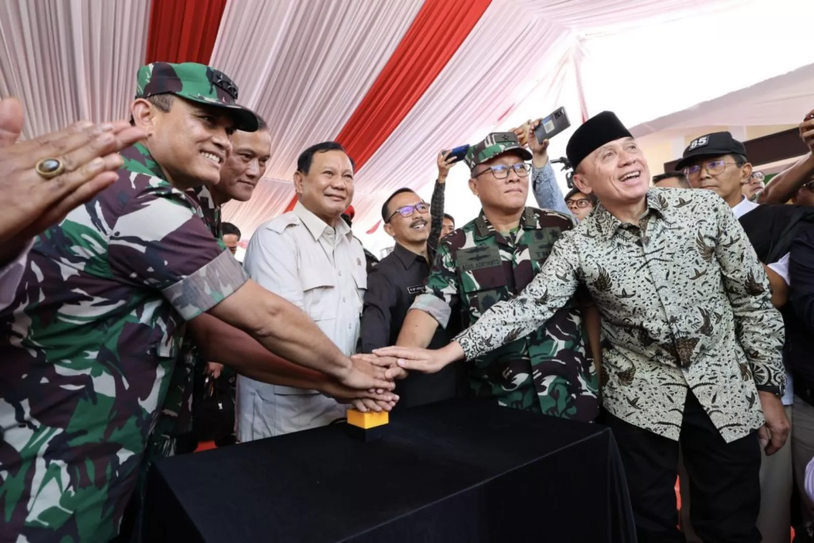 Menhan Prabowo Resmikan Lima Titik Sumber Air Bersih di Kuningan