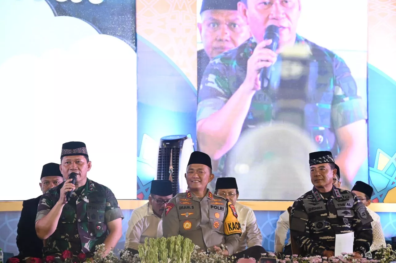 Mayjen TNI Rafael Granada Baay Hadir pada Refleksi Akhir Tahun di Masjid Al-Akbar Surabaya