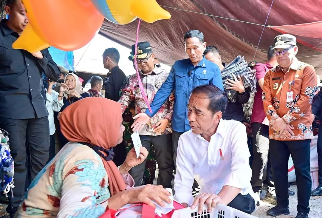 Jokowi Kunjungi Pasar Waru di IKN dan Beli Tahu  5 Bungkus dari Bakul Milik Warni