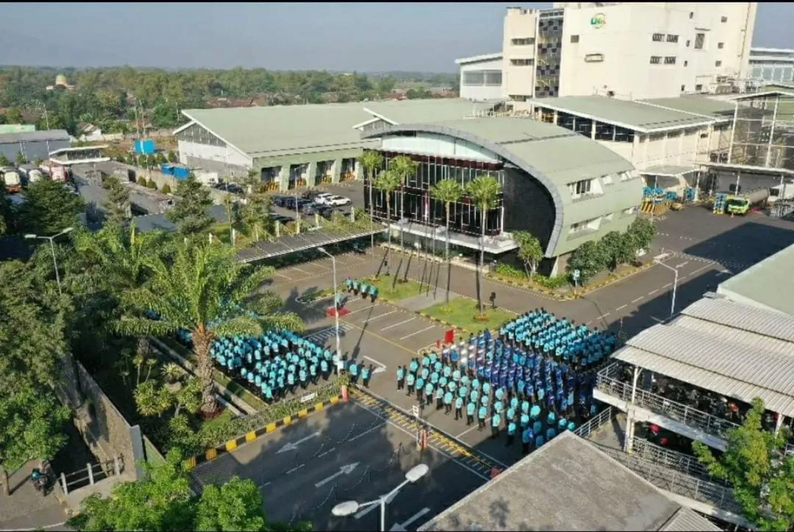 Bupati Ikfina Fahmawati Serahkan SLF kepada Dua Perusahaan di Mojokerto
