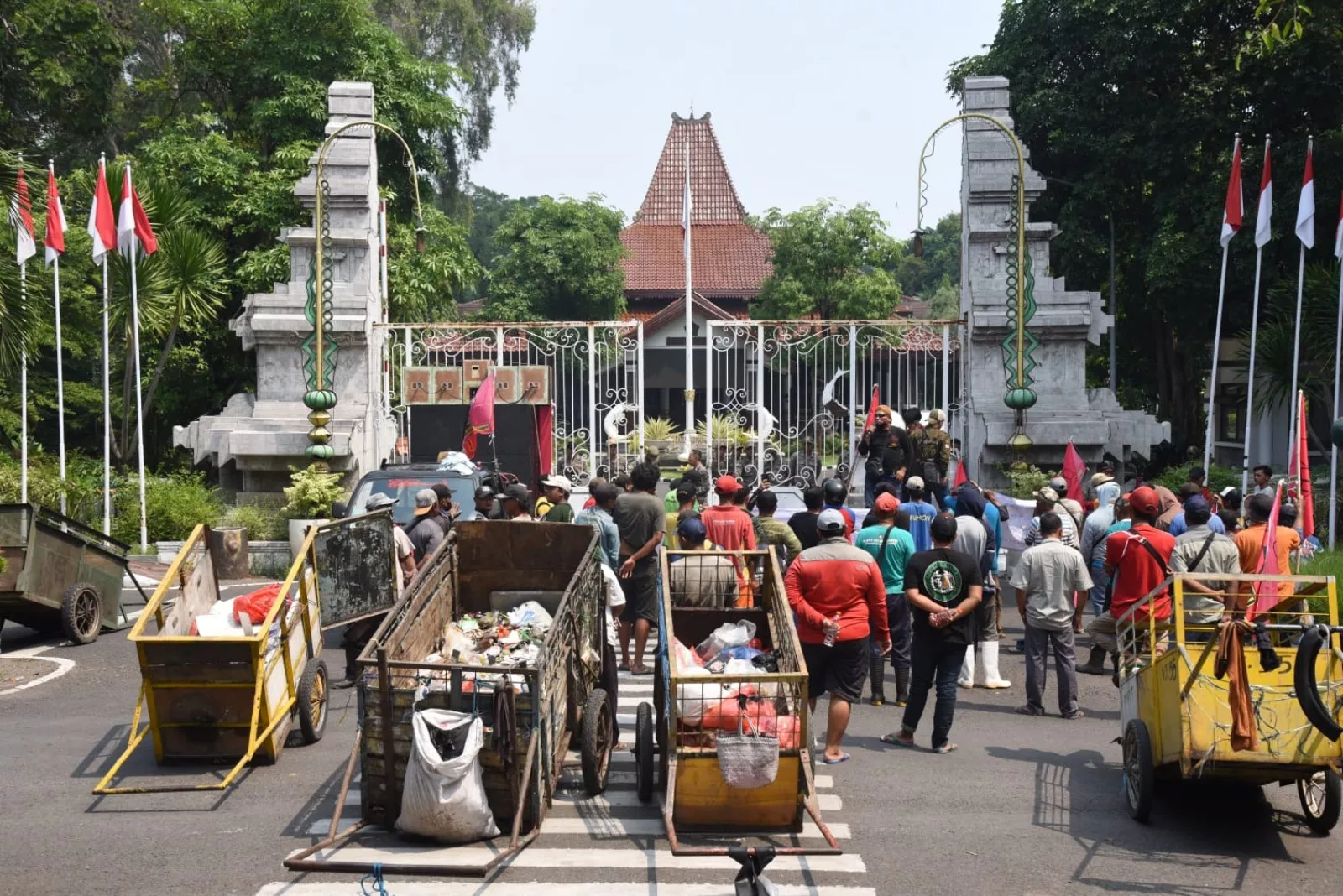 Aksi Demo yang Tumpahkan Sampah di Depan Pendopo Sidoarjo Bukan dari DLHK