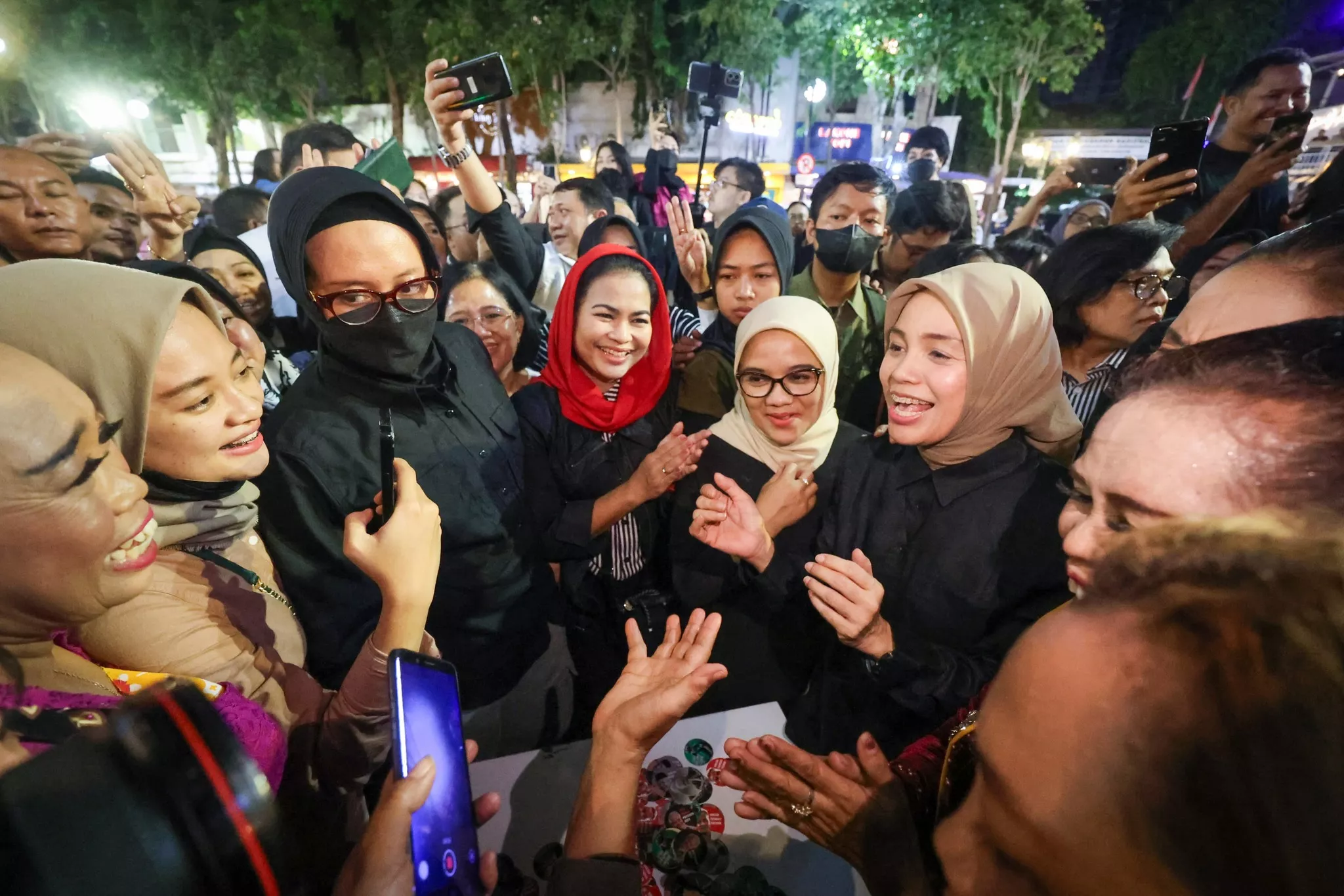 Mlaku-mlaku Nang Tunjungan, Siti Atikoh Sapa Warga yang Antri Sejak Sore