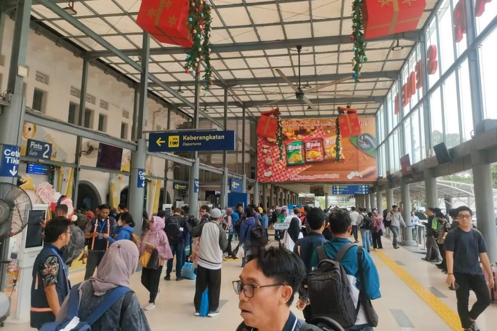 Puncak Arus Mudik Nataru, Stasiun Pasar Senen Dipadati Penumpang