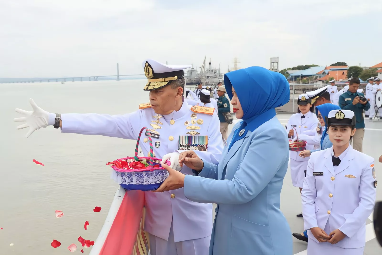 Pangkoarmada II Tabur Bunga di Laut untuk Kenang Prajurit yang Gugur untuk Bangsa