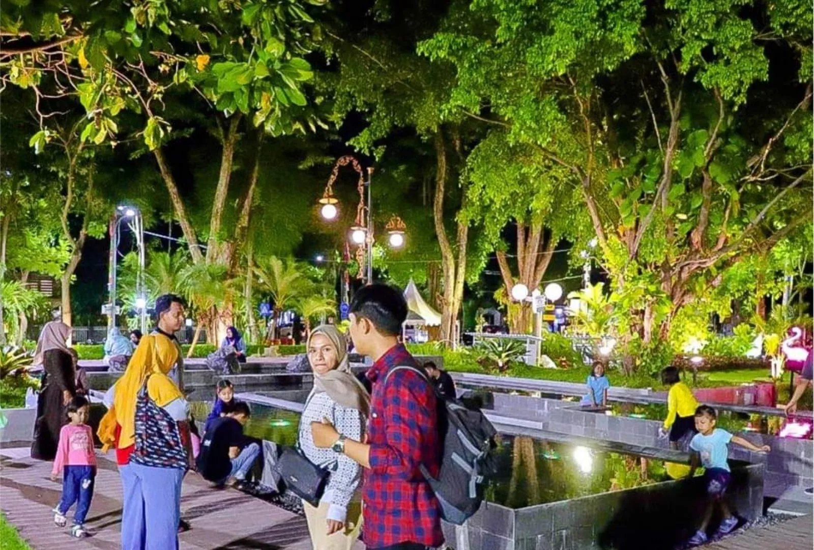 Taman Surya Balai Kota Surabaya Menjadi Destinasi Wisata Favorit Warga Surabaya