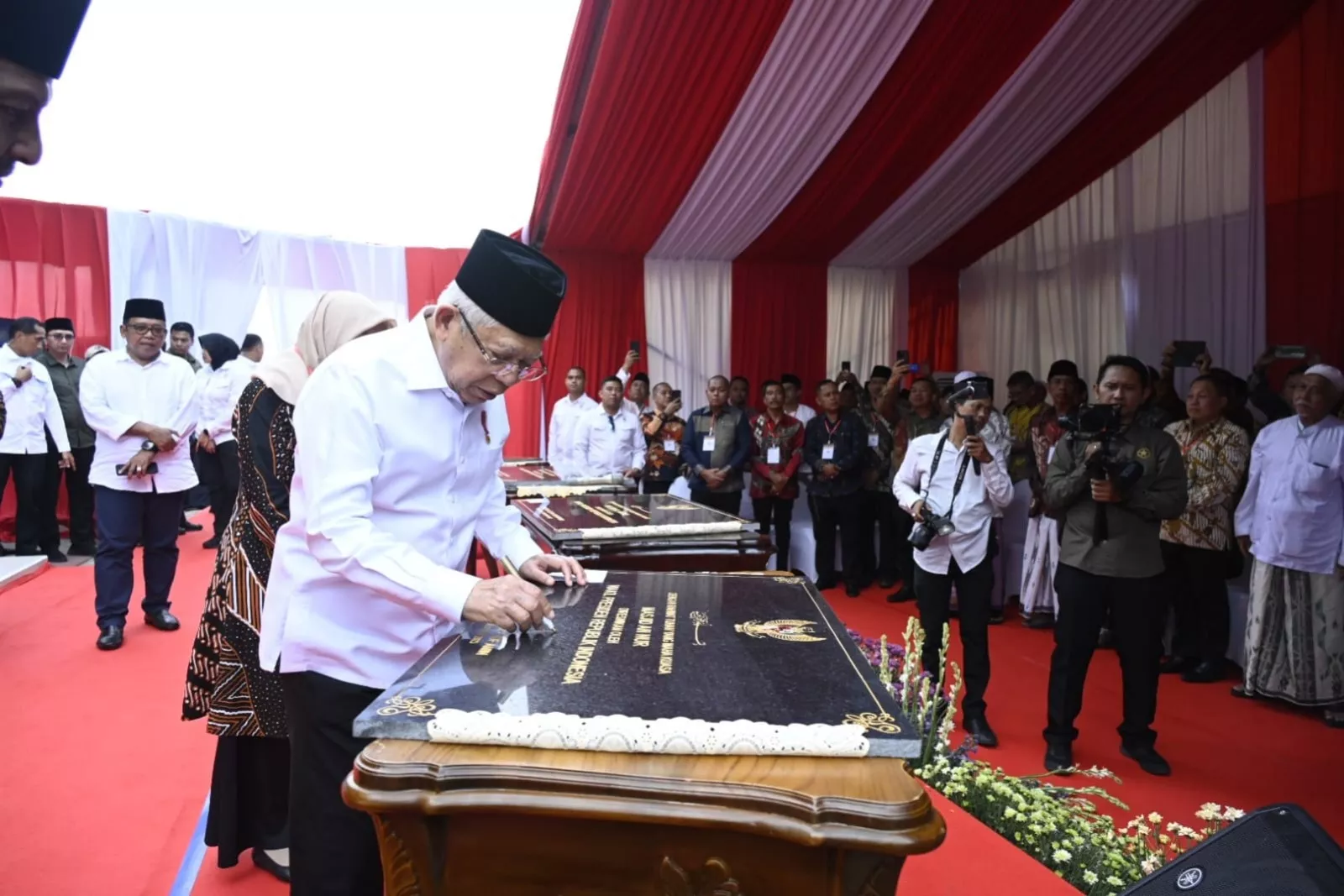 Mayjen TNI Rafael Granada Sambut Kedatangan Wapres RI di Jawa Timur