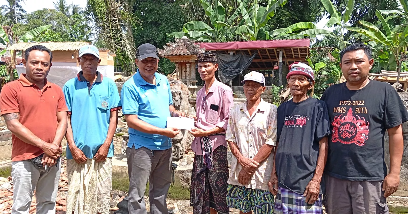 Yayasan Pakusara Beri Kepedulian Uang Tunai ke Merajan Dewa Sidan Saren yg Tertimpa Pohon Beringin