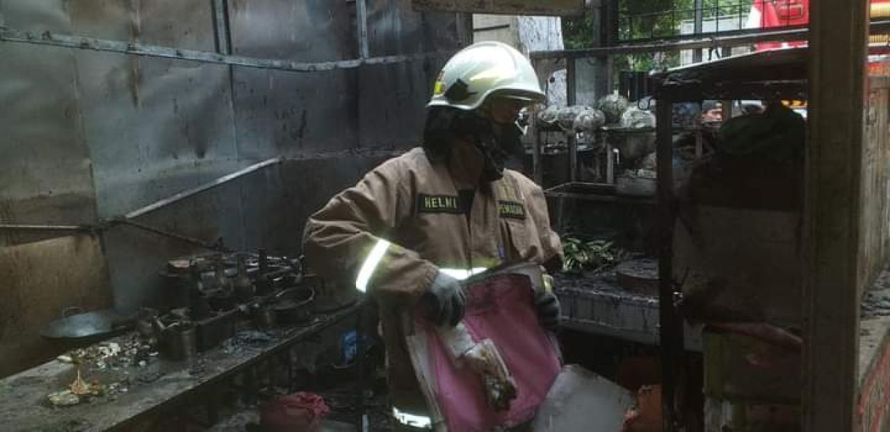 Warung Makan Seafood di Koja, Jakarta Utara Hangus Terbakar Api