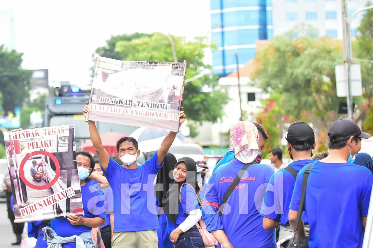 Demo DPRD Surabaya, Buruh Minta Solusi Buruh Lain yang Menghalangi Bekerja