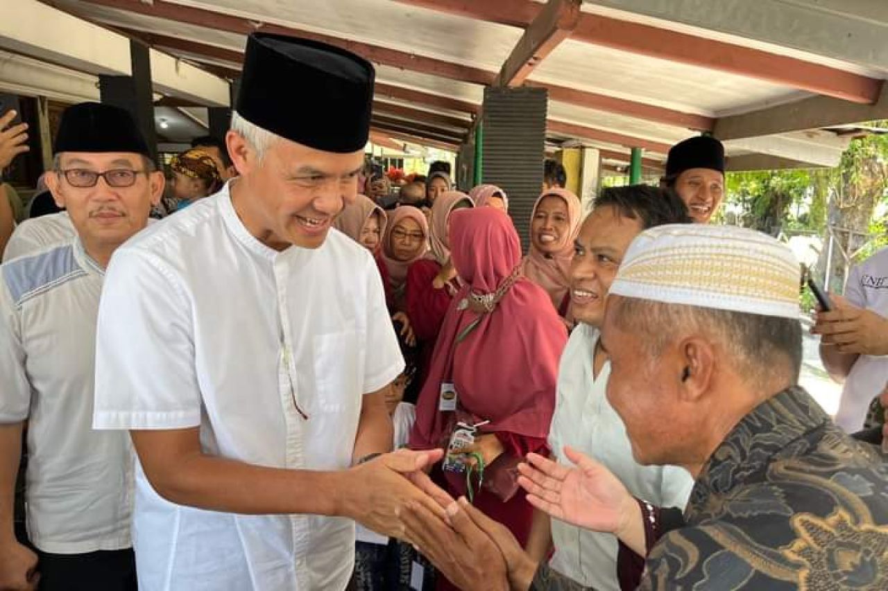 Jelang Puasa, Ganjar Lakukan Tradisi Nyadran Hingga Ke Makam Para Wali