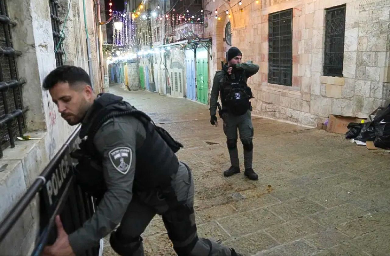 Setelah penembakan, petugas Israel menutup akses menuju kompleks Al-Aqsa (Foto/Mahmoud Illean/AP)