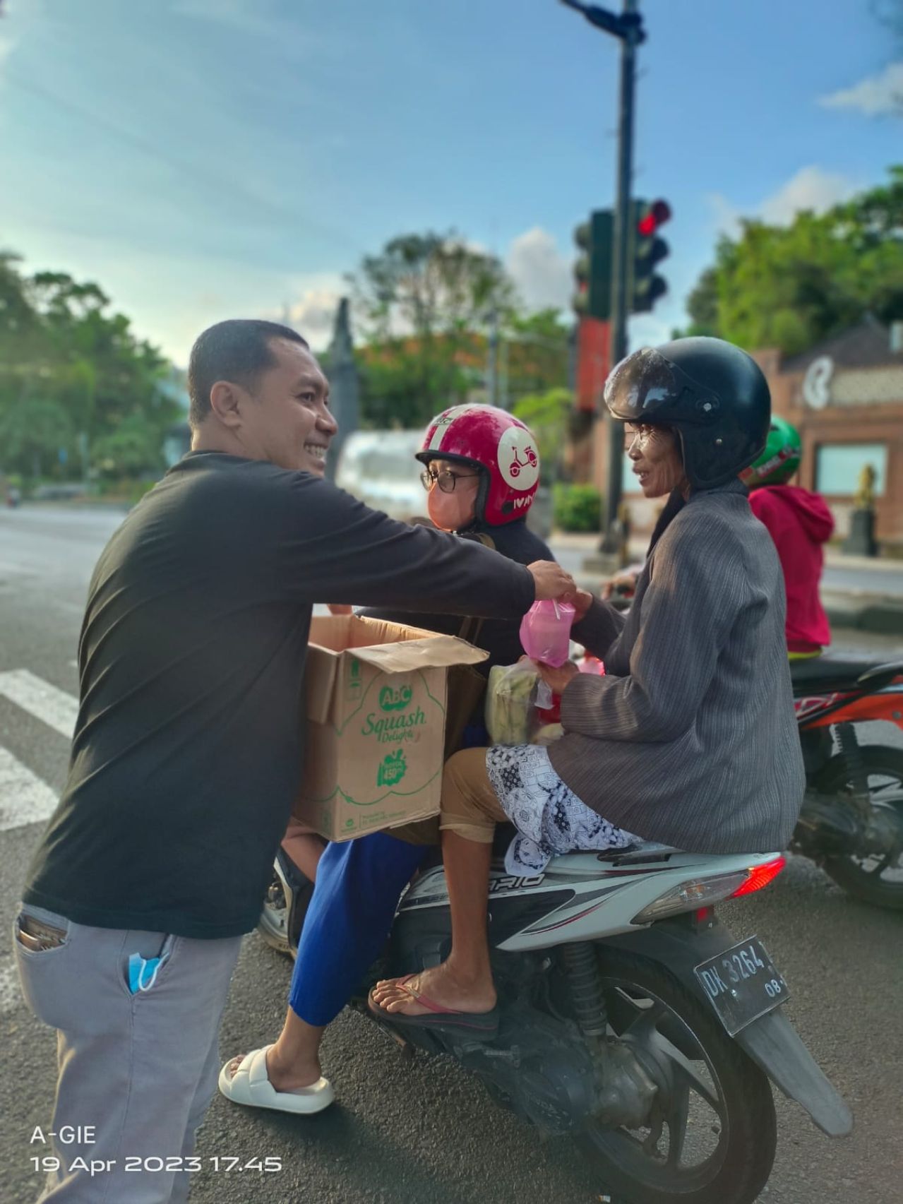 BERBAGI : Ketua MD KAHMI Jembrana (Agus Firdaus) saat berbagi takjil ramadhan kepada para pemudik di Jl. Denpasar Gilimanuk
