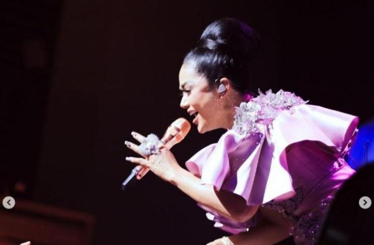 Potret konser Kris Dayanti di Singapura. (Instagram/@krisdayantilemos)