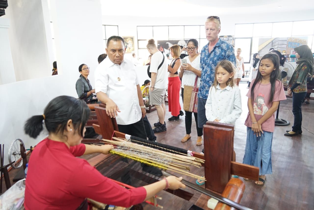 Bupati Jembrana I Nengah Tamba Saat Mendampingi Turis Asing Saat Berkunjung Ke Sentra Tenun Jembrana 19/6