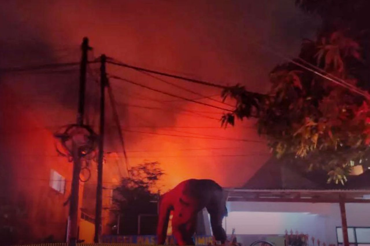 Kebakaran di Jalan Ngagel Wasana, Sebuah Rumah dan Motor Ludes Dilalap Api