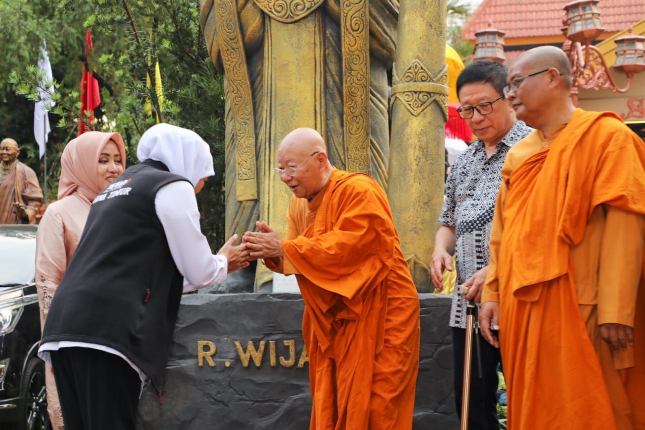 Sambut Hari Waisak ke 2567, Khofifah Kunjungi Maha Vihara Mojopahit