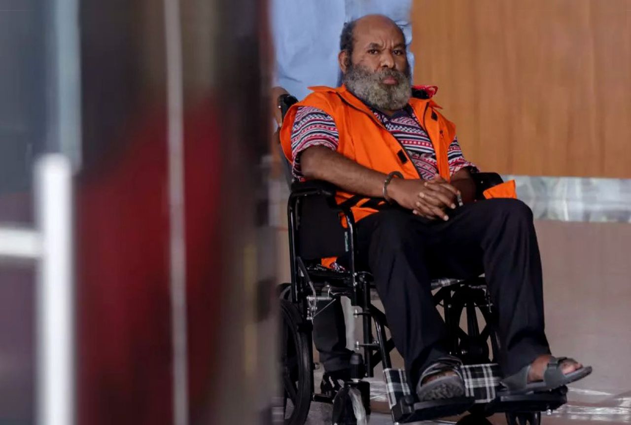 Selewengkan Uang Rakyat Papua Rp 45.8 Miliar, Lukas Enembe Tolak Dakwaan KPK