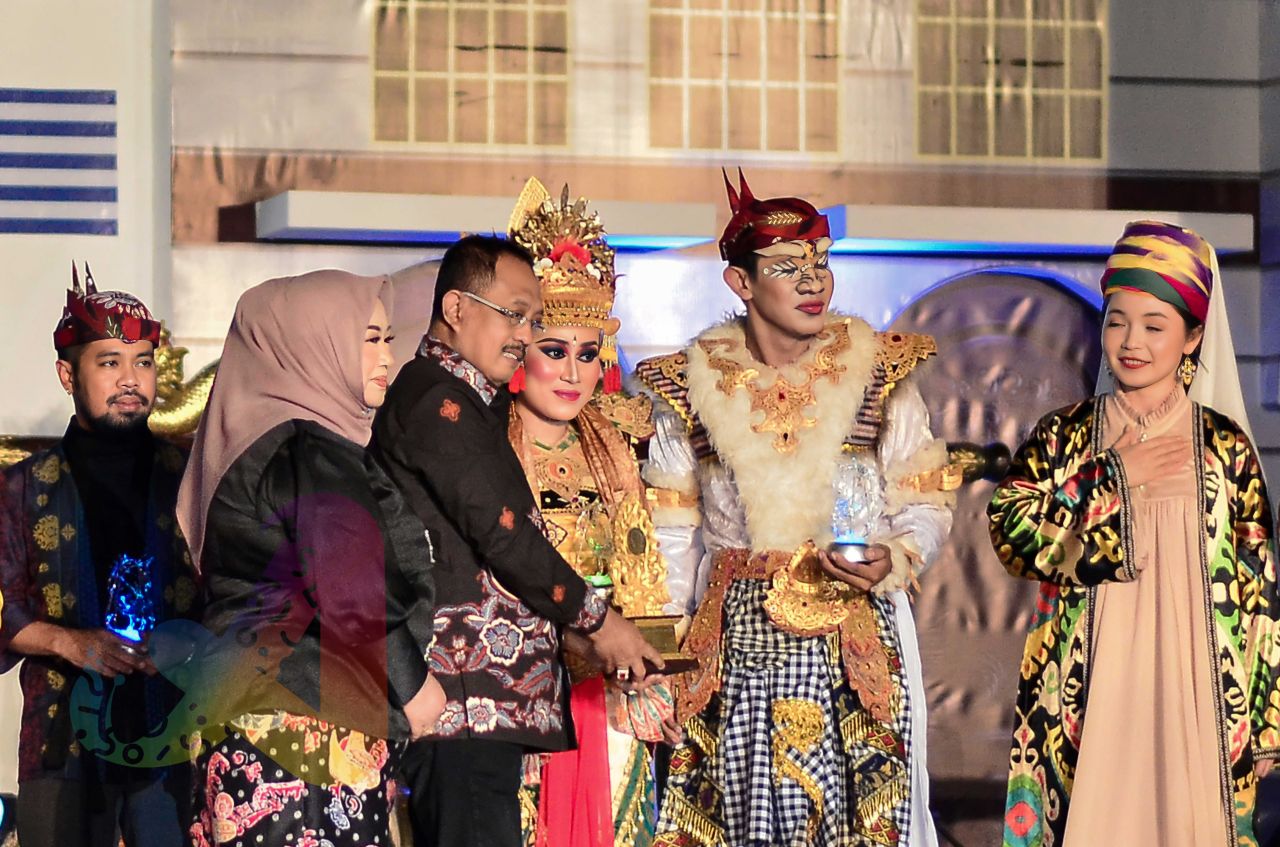 Wakil Wali Kota Surabaya, Armuji, memberikan Cinderamata pada peserta Surabaya Cross Culture, © Fudaili/ARTIK