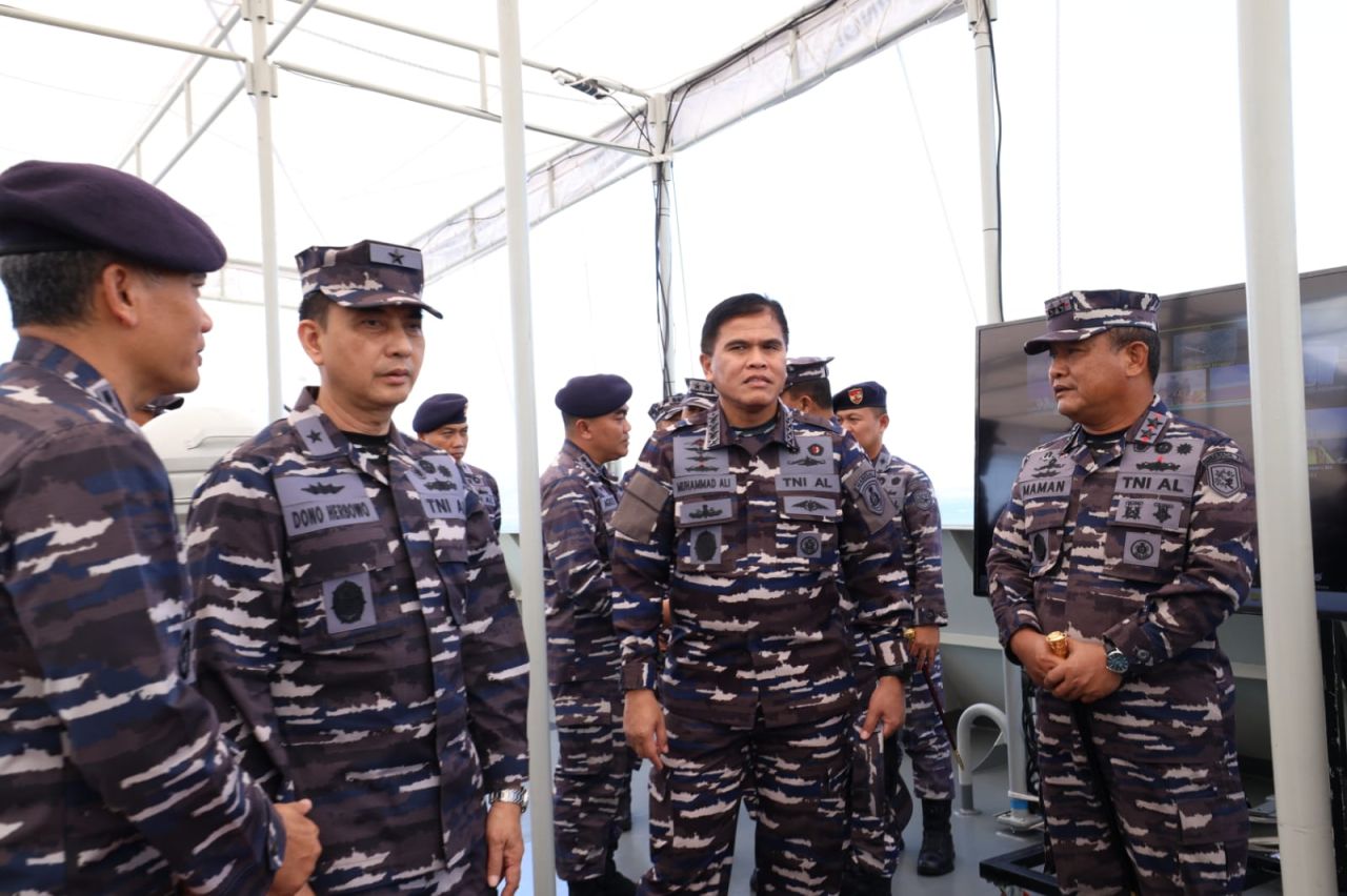 Pangkoarmada II Tinjau Kapal Markas Latgab TNI