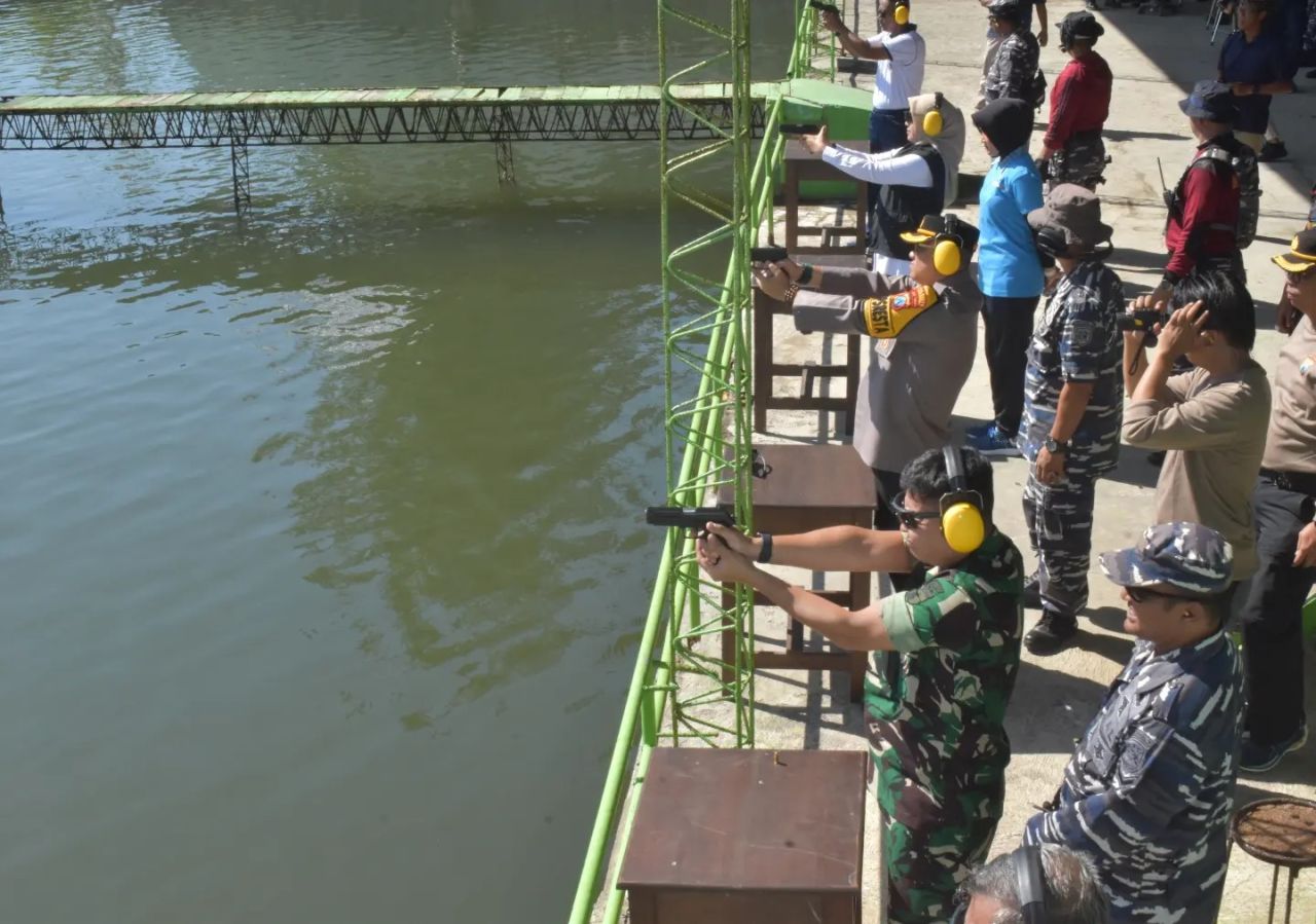 Hut Lanal Banyuwangi, Bupati Ipuk Fiestiandani Mengikuti Lomba Menembak