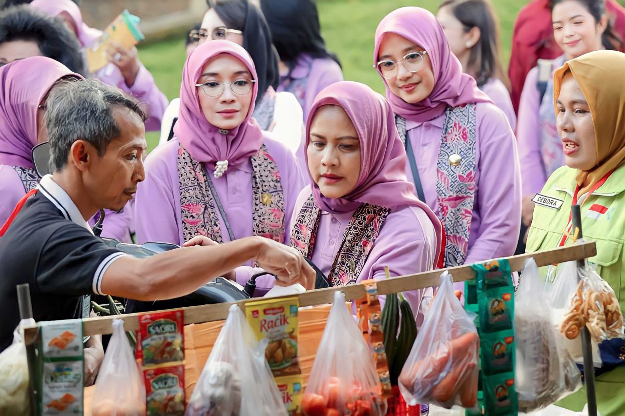 Di Banyuwangi, Iriana Joko Widodo Bertemu dan Berbincang dengan Penjual Sayur