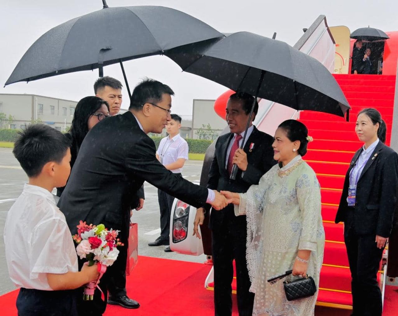 Disambut Gerimis Presiden Jokowi dan Ibu Iriana Tiba di Chengdu Tiongkok