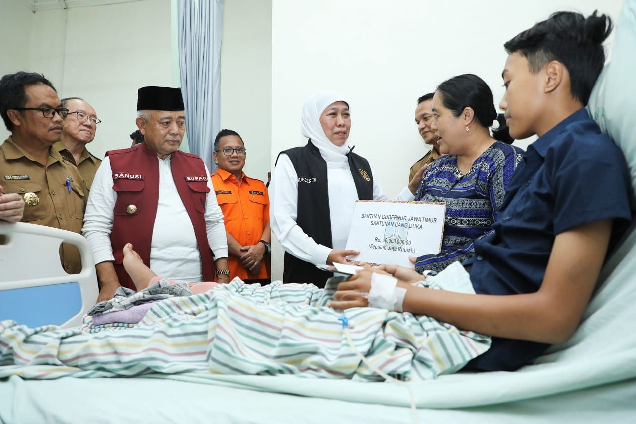 Gubernur Khofifah Jenguk Korban Longsor Lumajang di RSUD Kanjuruhan