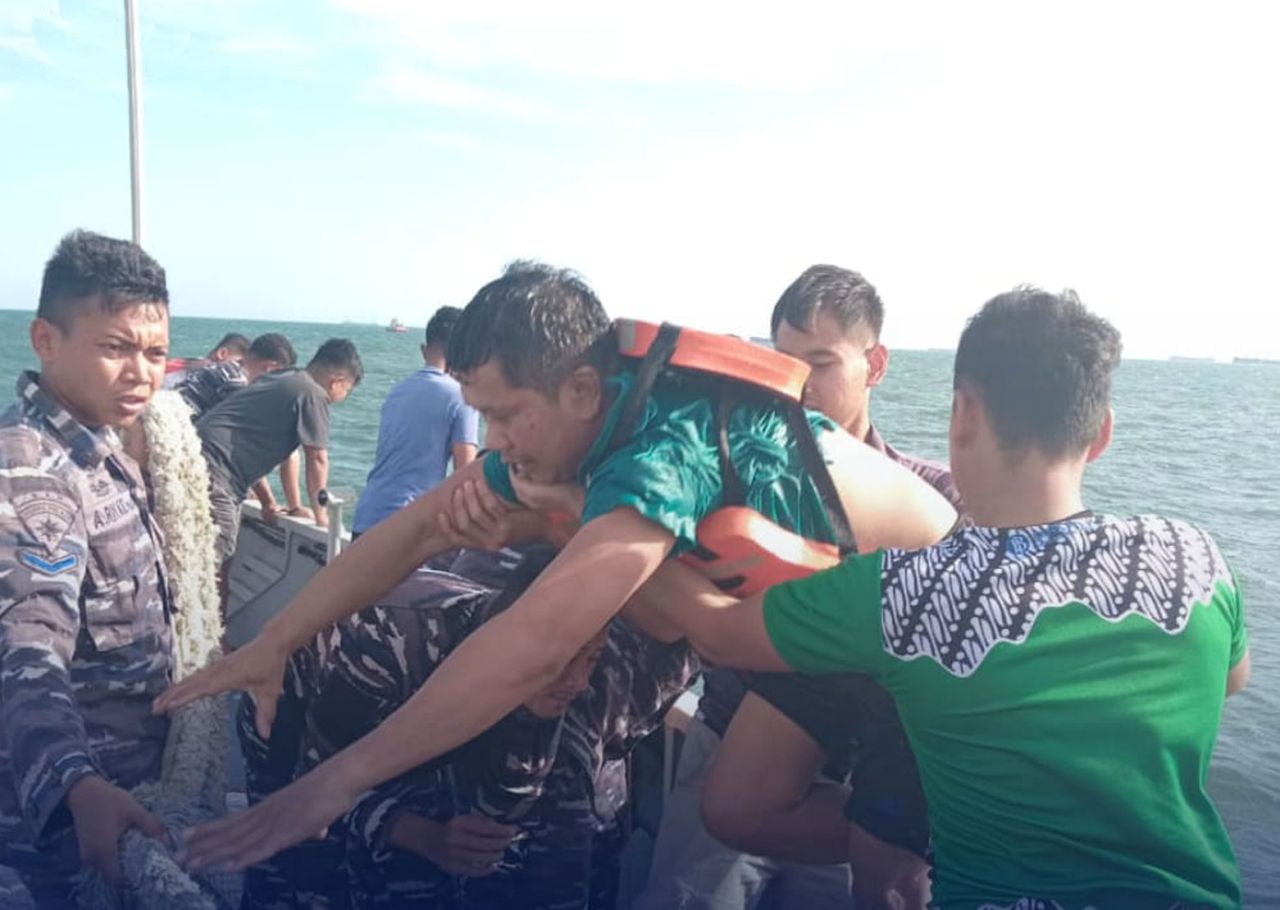 KRI Escolar 871 Selamatkan 12 Kru Kapal Tanker SPOB Ratu Yamani yang Terbakar