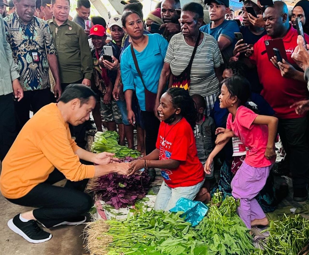 Jokowi Blusukan ke Pasar Pharaa Jayapura, Beli Jeruk dan Bagi Bantuan