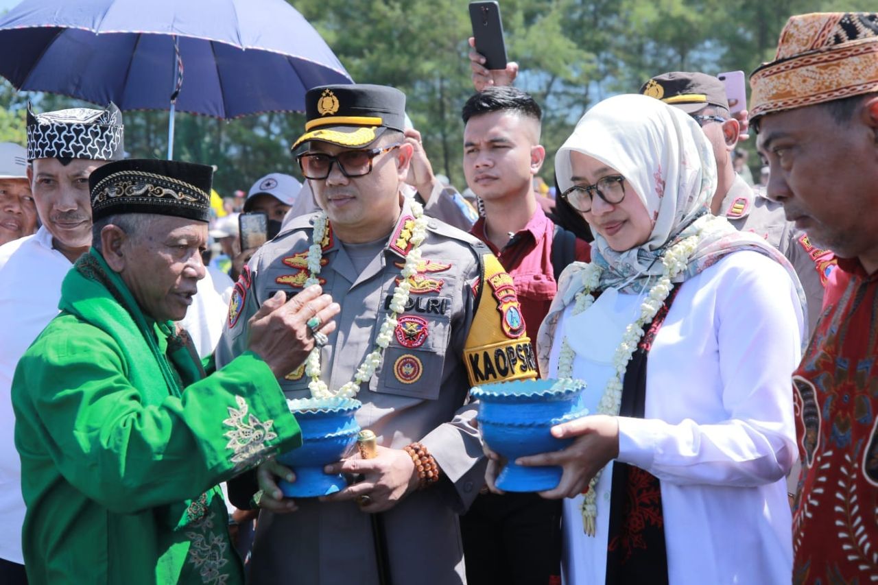 Bupati Ipuk Fiestiandani mengikuti serangkaian perayaan petik laut