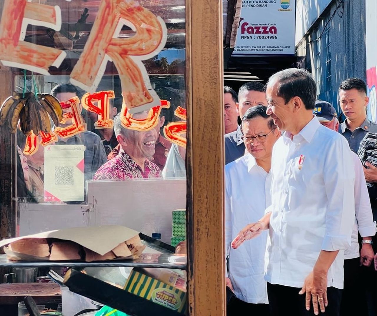 Presiden Joko Widodo mengunjungi Pasar Cihapit, Kota Bandung. Di sana, Kepala Negara meninjau langsung harga sejumlah komoditas pangan