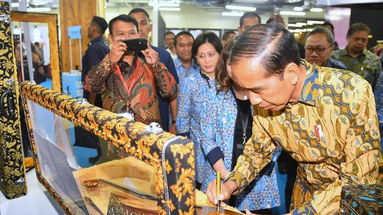Pada Pengukuhan Pengurus Apindo, Jokowi Tegaskan Pentingnya Hilirisasi Industri